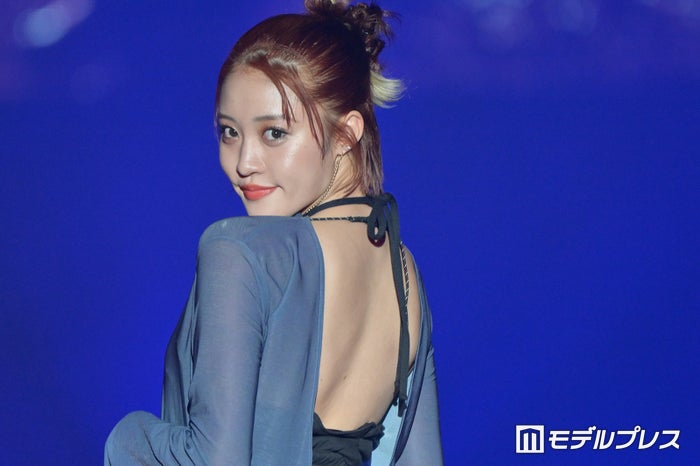 王林、“超ミニスカ”で美脚スラリ 地元・青森でのGW満喫ショットに「脚綺麗」「めっちゃ可愛い」の声