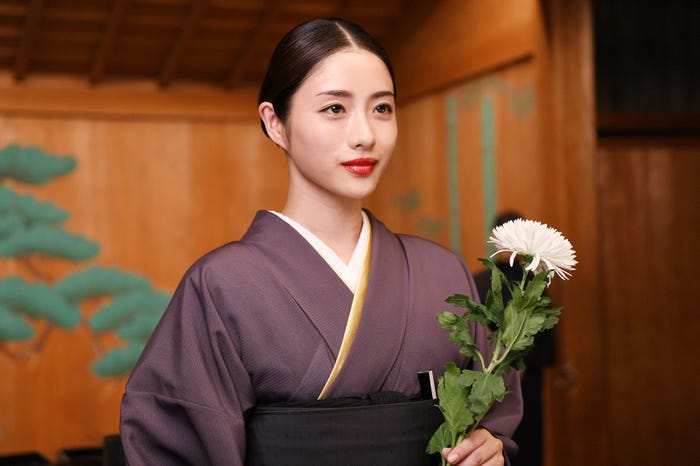 石原さとみ/「高嶺の花」第1話より(C)日本テレビ