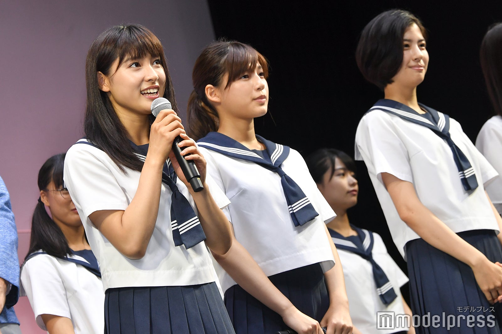 土屋太鳳（手前） （C）モデルプレス