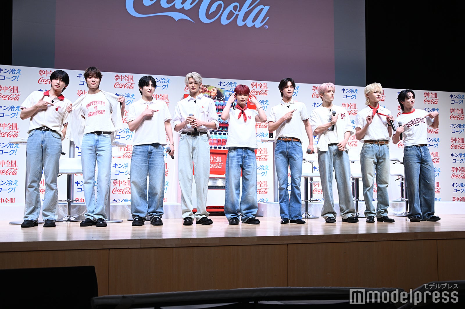 それぞれポイントの赤を見せる&TEAM／FUMA（フウマ）、EJ（ウィジュ）、YUMA（ユウマ）、JO（ジョウ）、HARUA（ハルア）、K（ケイ）、MAKI（マキ）、NICHOLAS（ニコラス）、TAKI（タキ）（C）モデルプレス