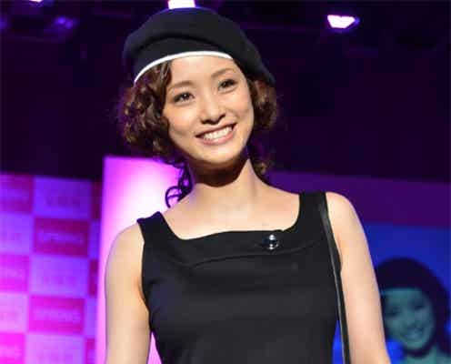 上戸彩、ファッションショーにサプライズ登場 ミニワンピでウォーキング