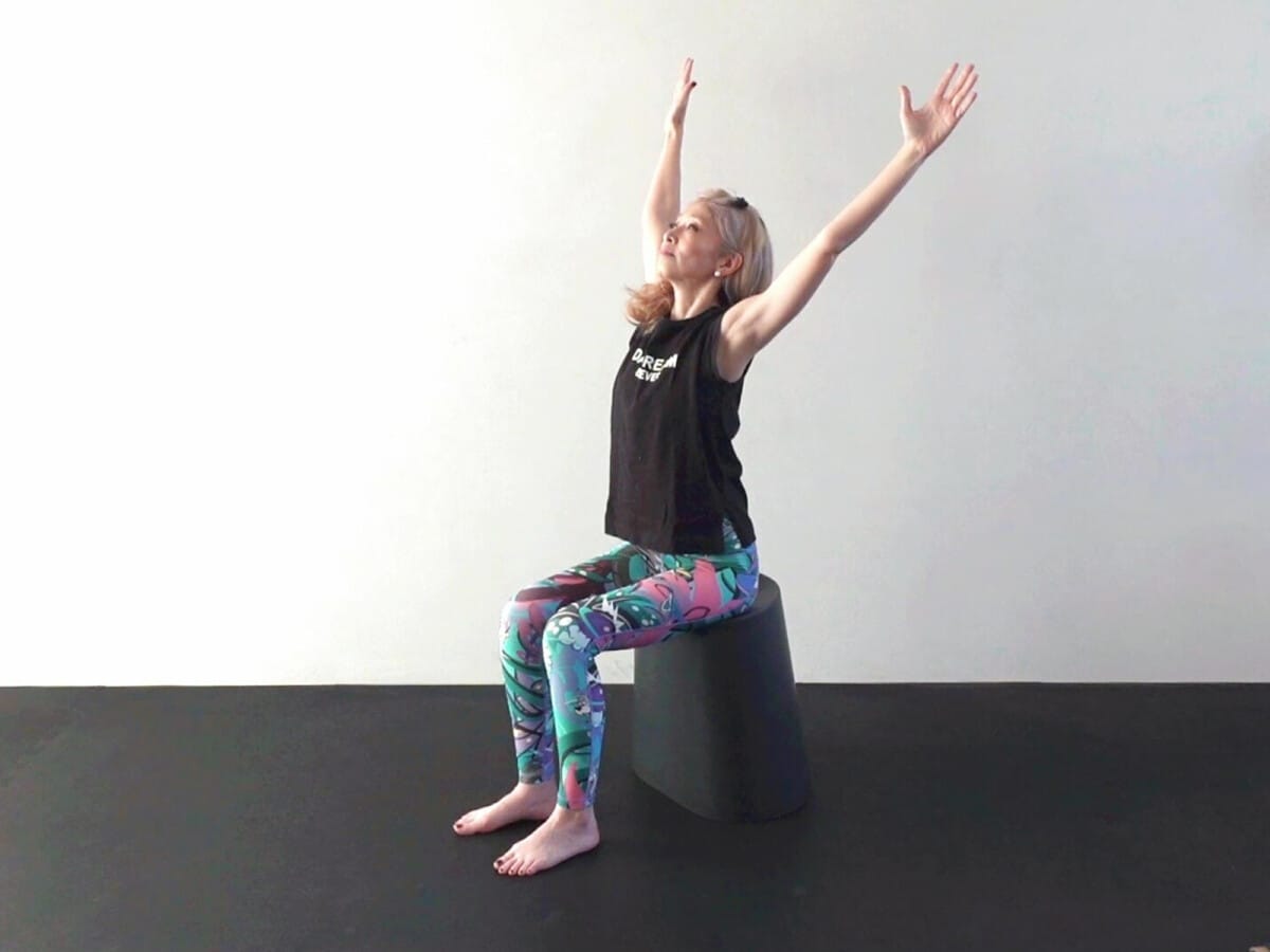 3：両肘を大きく開き、腕を上に伸ばし、脇腹や上半身を伸ばします。