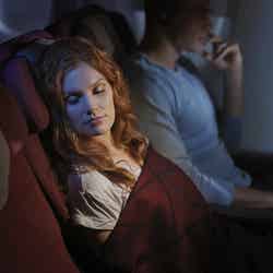 機内エンタメを楽しみながら、いつの間にかぐっすり…(提供画像)