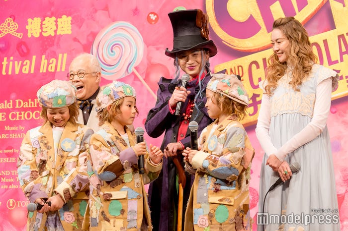 子役を見守る堂本光一&観月ありさ(C)モデルプレス