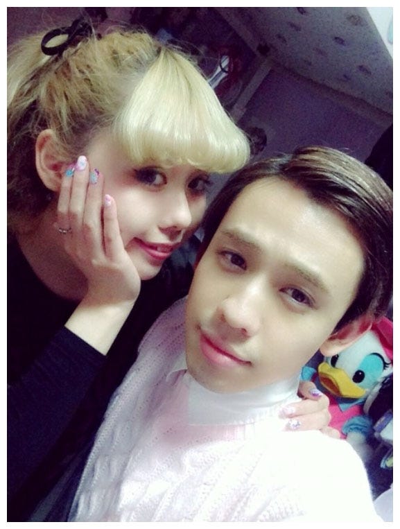 ぺことスタイリッシュなりゅうちぇる/ぺこオフィシャルブログより(Ameba)