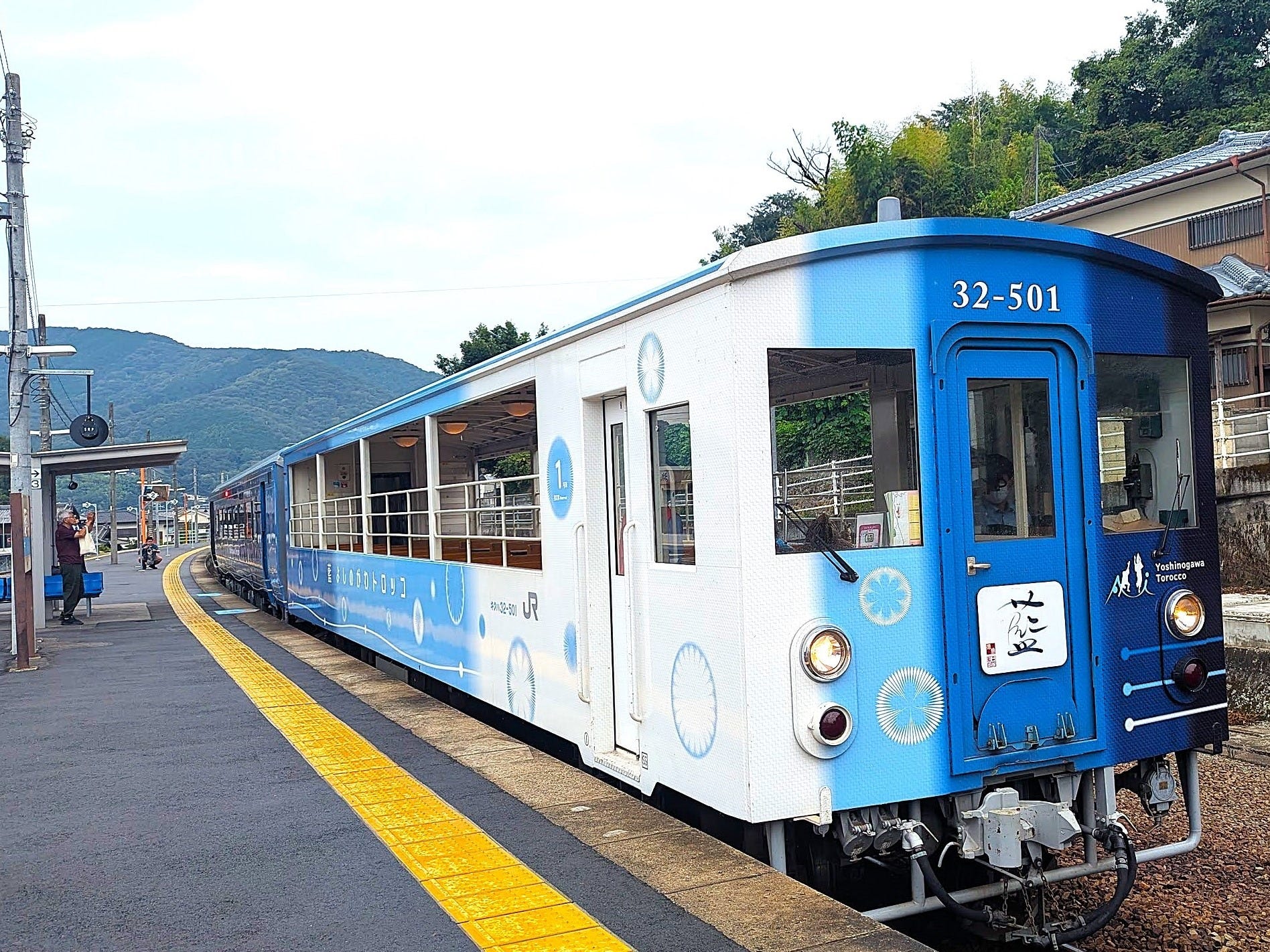 秋の気候のいいシーズンは「藍よしのがわトロッコ」も。徳島駅から阿波池田まで川沿いを風を切って走行