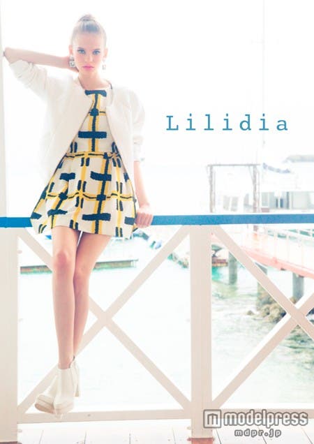 デートシーンで彼の心を射止めるアーティステックなチェック柄ワンピース