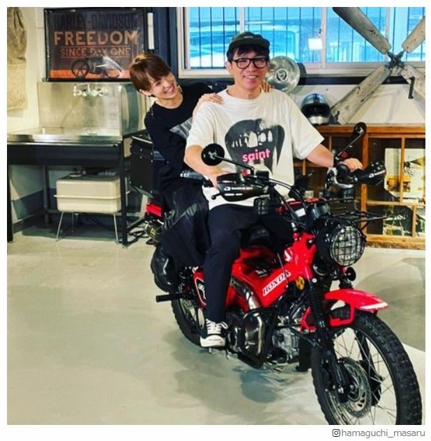 濱口優＆南明奈、バイク“2ケツ”仲良し写真に反響「ほっこり」「理想の夫婦」