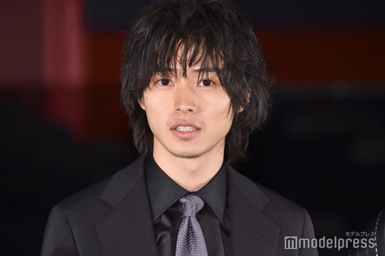 画像22 28 山崎賢人ヘア変遷 短髪 長髪 リーゼント 長さ 多彩アレンジで雰囲気ガラリ モデルプレス