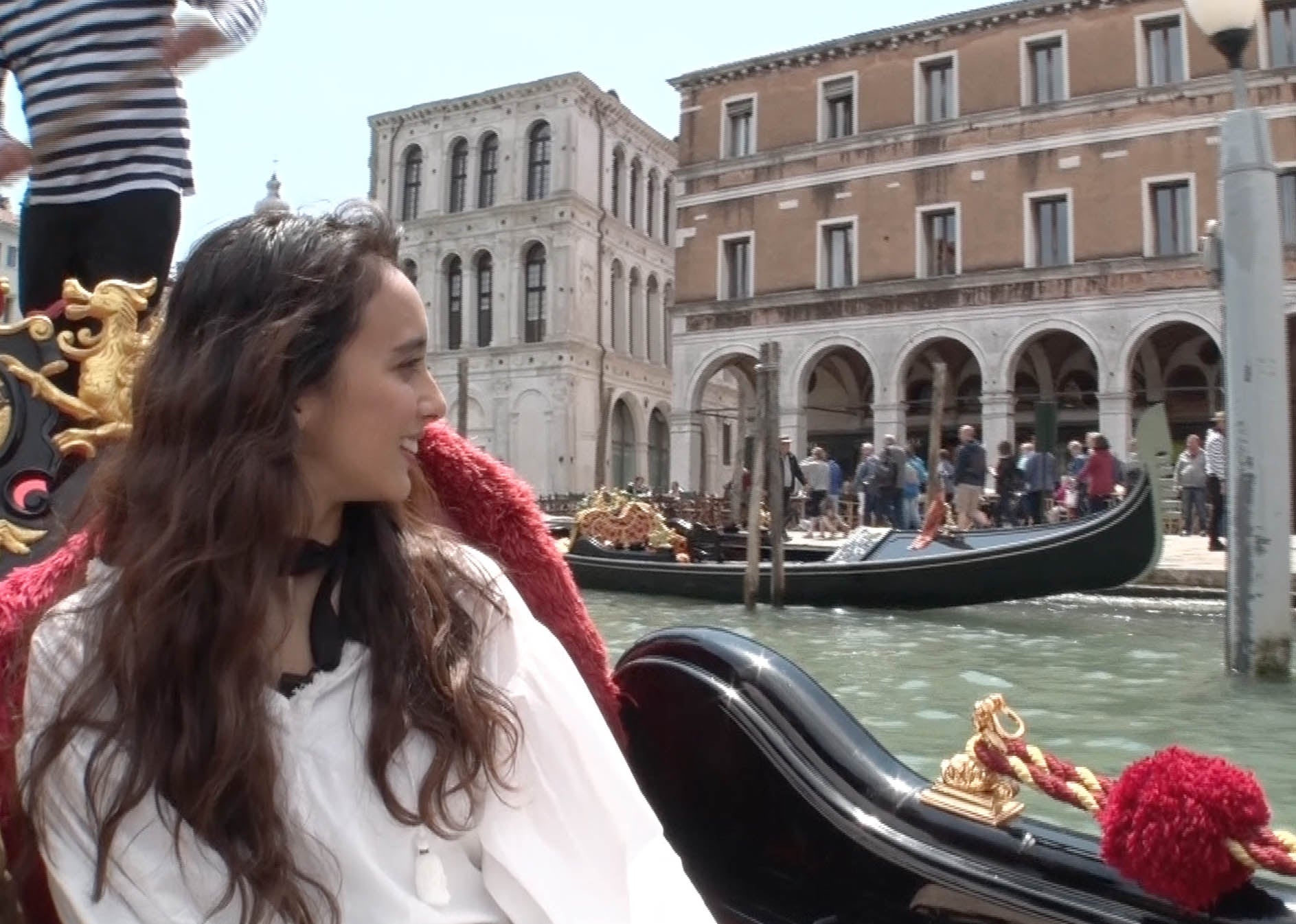 ヴェネチアでゴンドラに乗船する石田ニコル／画像提供：関西テレビ