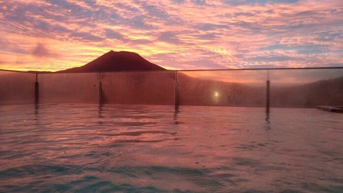 朝焼けに染まる空中露天風呂