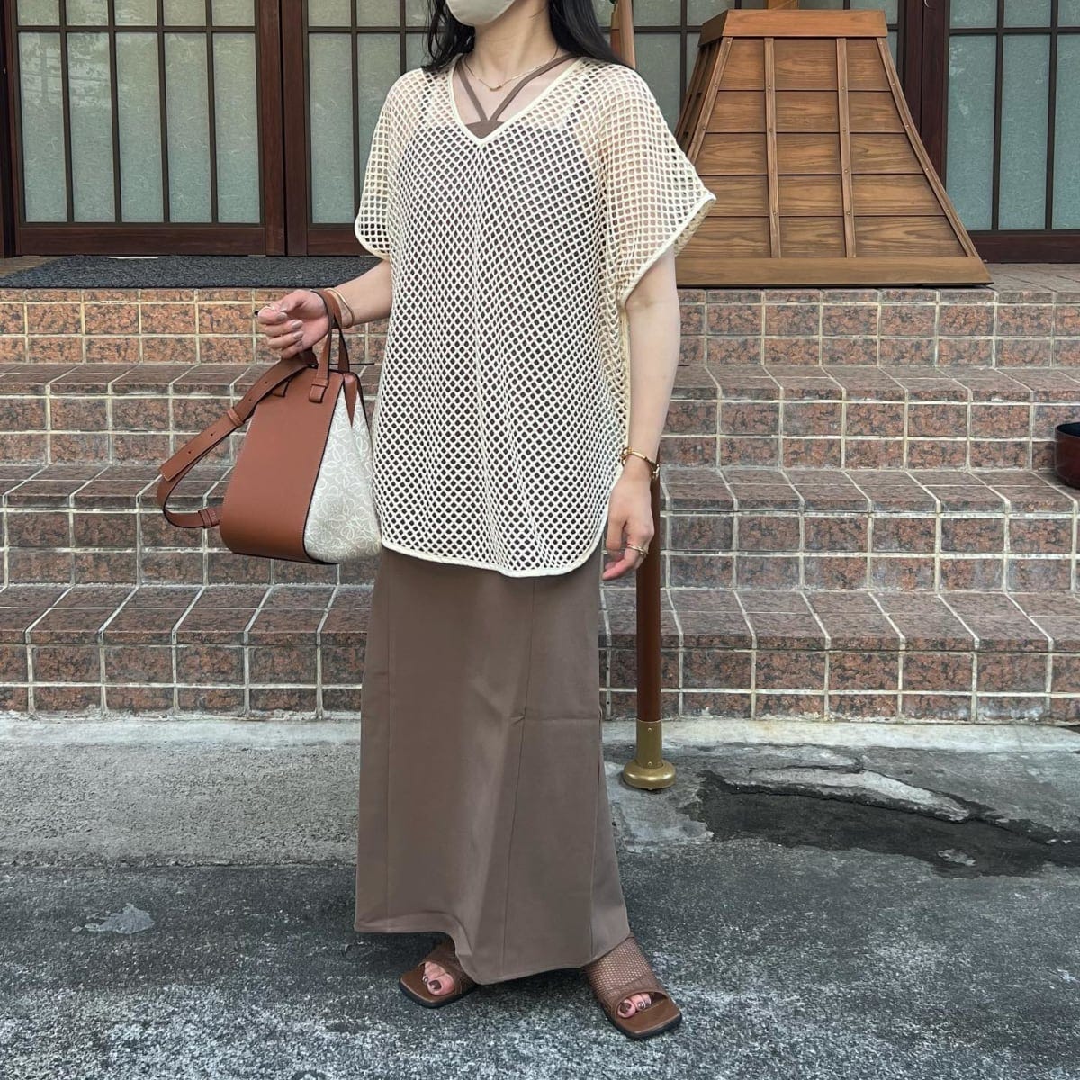 ブラウンワンピ×メッシュトップスで今っぽコーデ