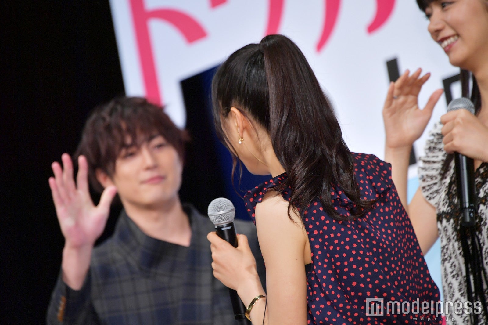 ジャンプが成功しハイタッチ土屋太鳳ら （C）モデルプレス