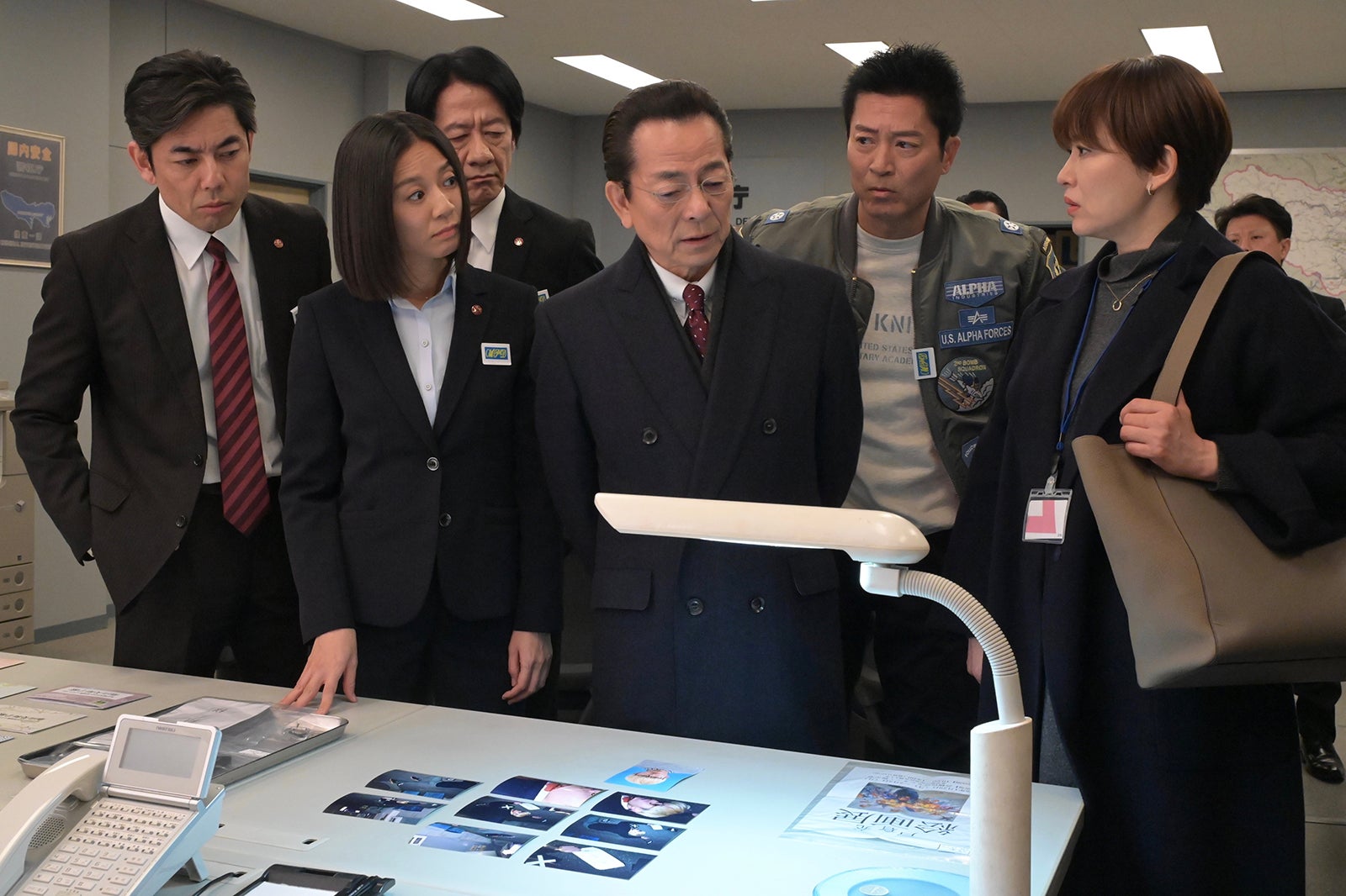 山中崇史、篠原ゆき子、川原和久、水谷豊、寺脇康文、鈴木砂羽「相棒season22」第13話より（C）テレビ朝日