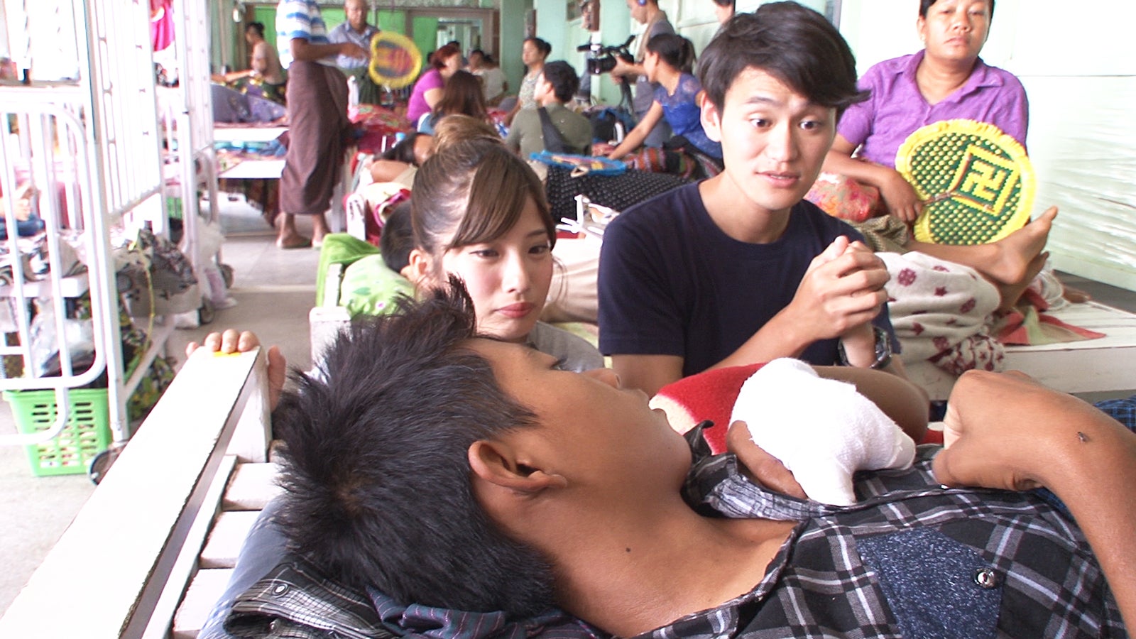 手術後の子どもの元をたずねるメンバー／「あいのり：Asian Journey」第8話より（C）フジテレビ