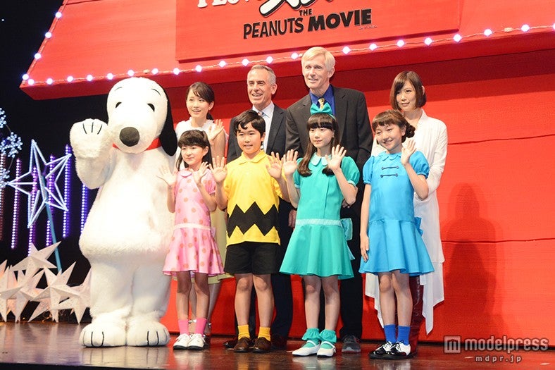 （前列左から）小林星蘭、鈴木福、芦田愛菜、谷花音（後列左から）スヌーピー、前田敦子、スティーブ・マーティノ氏、クレイグ・シュルツ氏、絢香