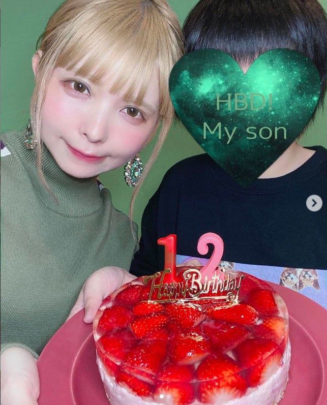 益若つばさ、息子12歳のバースデー報告で驚きの声続出「ママとは思えない美しさ」「そんなに大きくなったのか」