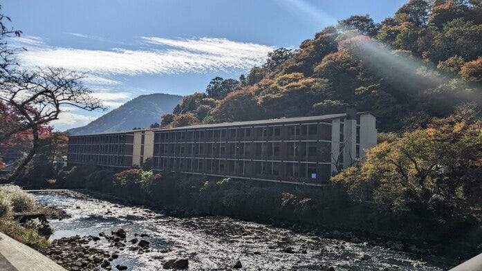 早川越しにホテルインディゴ箱根強羅を望む