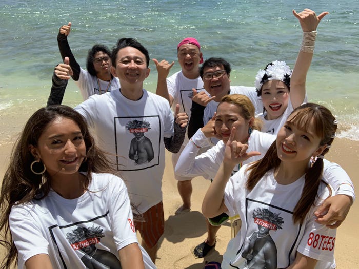 クアロア・ランチのカヤックツアー前に撮影/左から時計回りに)みちょぱ、有吉弘行、中岡創一(ロッチ)、木下隆行(TKO)、カンニング竹山、平野ノラ、丸山桂里奈、藤田ニコル