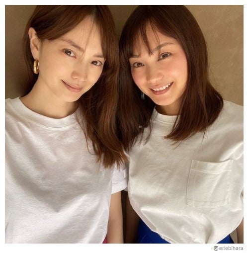 蛯原友里の第2子妊娠、双子の妹・英里がそっくり2ショットで祝福