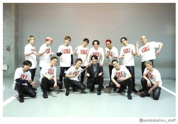 頭部負傷で治療専念中の小林直己、EXILEツアーに駆けつける “14人の集合写真”にファン歓喜