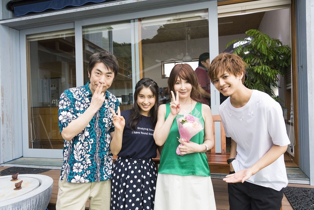 土屋太鳳＆片寄涼太、仲良し家族写真解禁　オフショットも到着