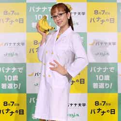 白衣からスラっとした美脚をのぞかせた神田うの