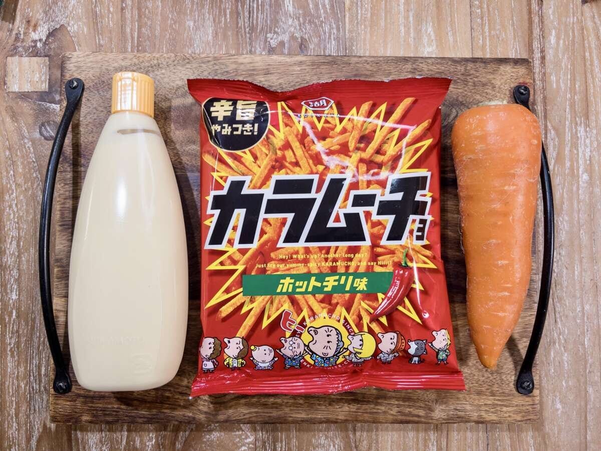 人参ムーチョの材料。マヨネーズのボトル、赤いパッケージの湖池屋スティックカラムーチョ