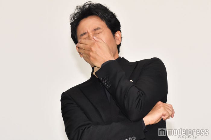 受賞の喜びで涙(フリ)の大泉洋 (C)モデルプレス