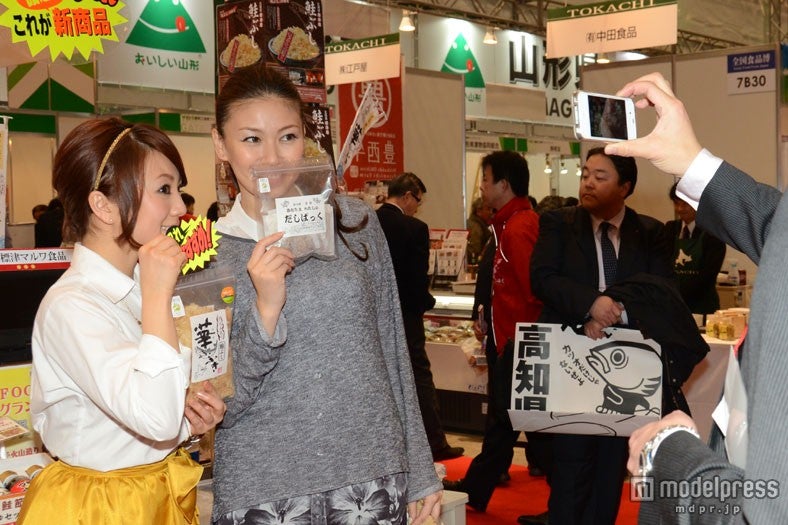 美食女子が会場を回遊し、「FOODEX JAPAN 2013」オフィシャルfacebookページに写真を投稿