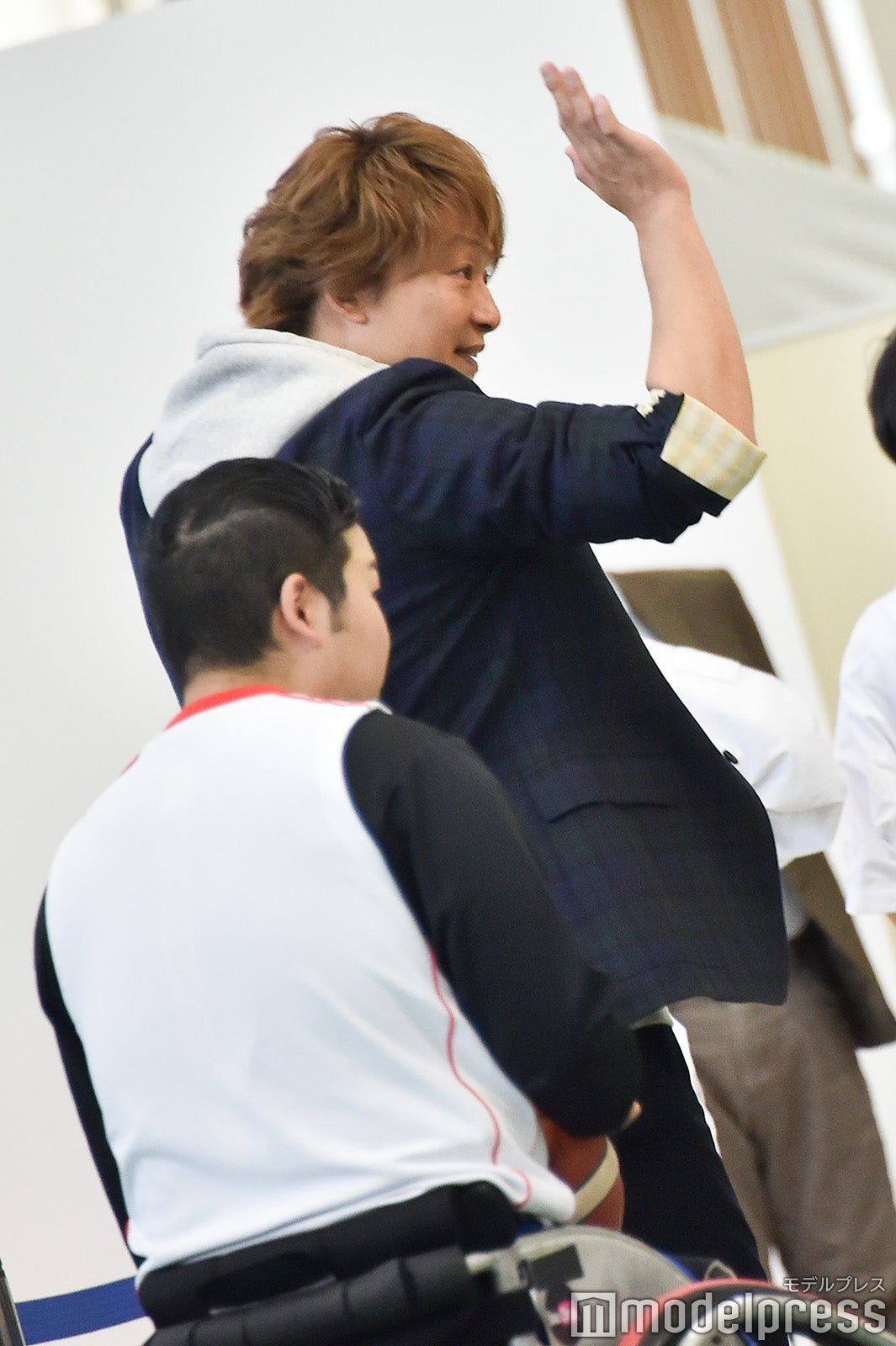 最後まで手を振る香取慎吾 （C）モデルプレス