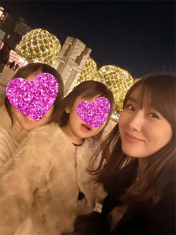 安めぐみ、娘たちとイルミネーションへ “母の顔”あふれる3ショット公開