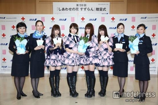 左から3番目より小嶋菜月、峯岸みなみ、加藤玲奈、名取稚菜