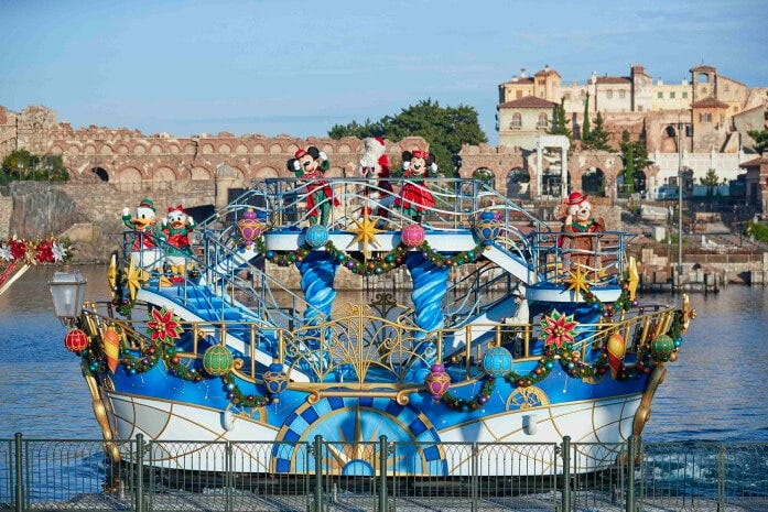 ドナルドダックとデイジーダックも一緒にクリスマスを祝います