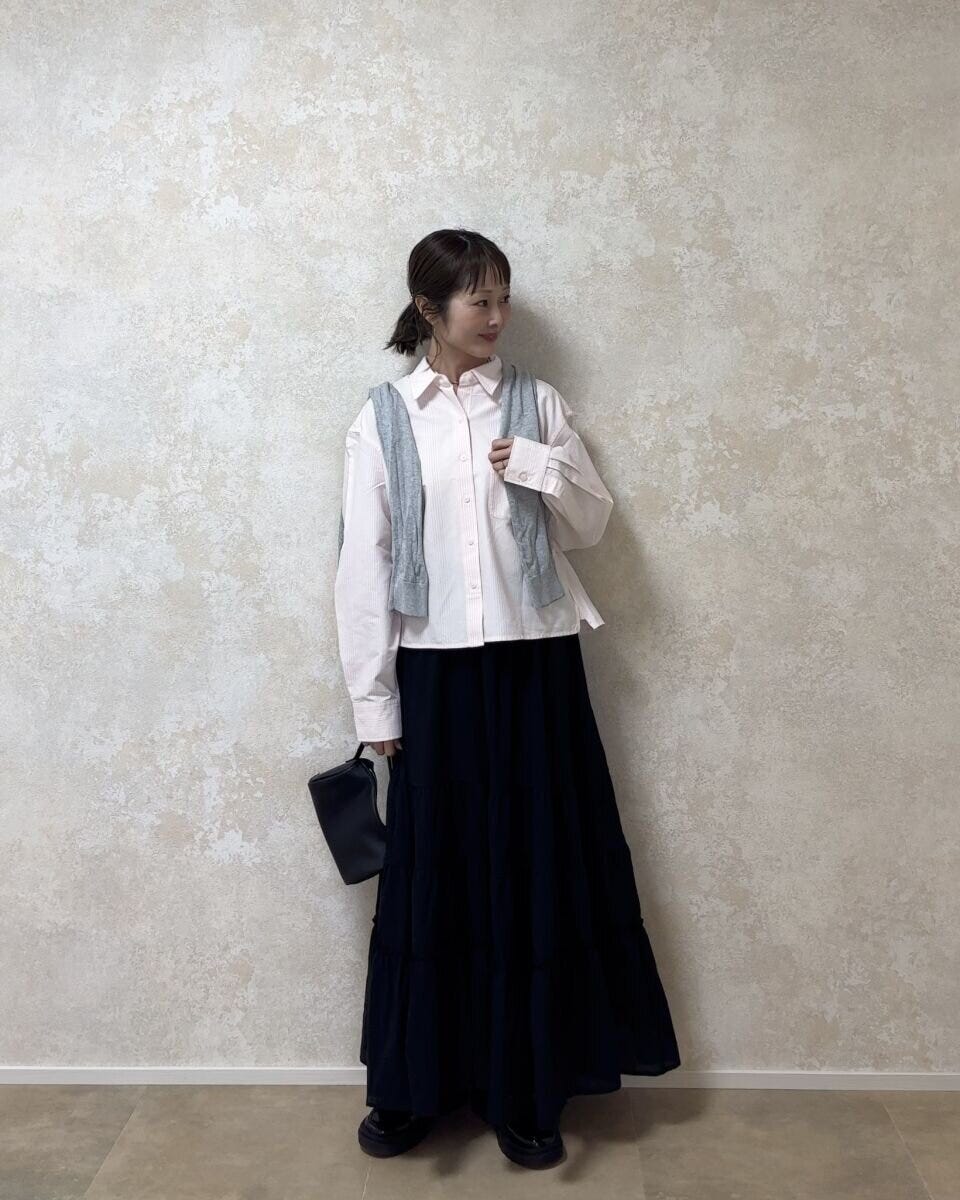 ユニクロオックスフォードシャツ　黒ティアードスカートコーデ