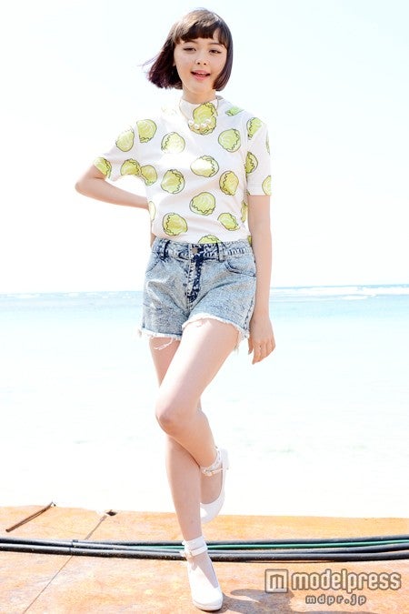 抜群のプロポーションと美脚を披露