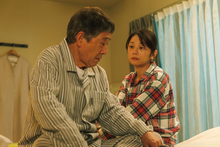 小林薫、小池栄子「コタツがない家」第7話より(C)日本テレビ