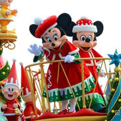 東京ディズニーランド「ディズニー・サンタヴィレッジ・パレード」のミニーとミッキー