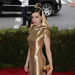 ゴールドが仏像を思わせるアン・ハサウェイのドレス姿はご利益がありそう？Newscom／Zeta Image