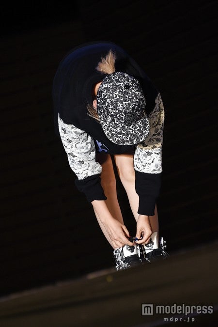 靴紐を結び直すIMALU