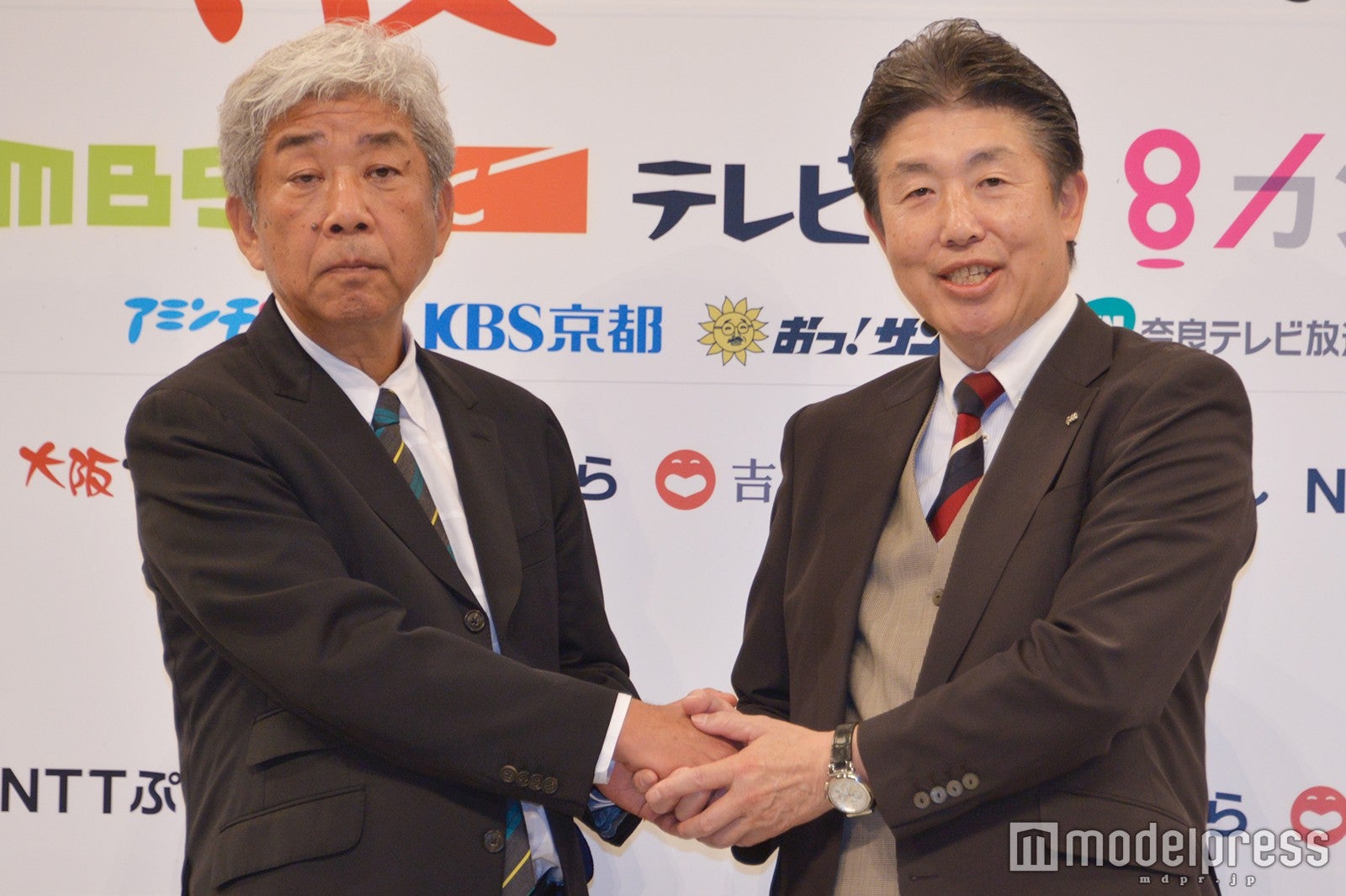 （左から）吉本興業・大崎洋代表取締役社長、NTTぷらら・坂東浩二代表取締役社長 （C）モデルプレス