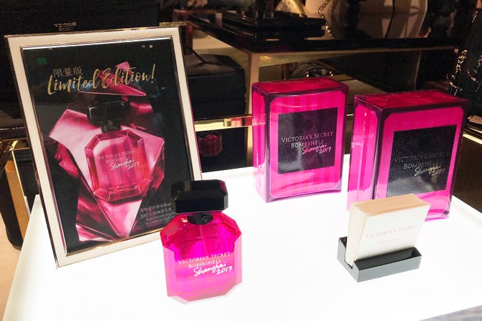 「SHANGHAI 2017」のロゴ入り香水