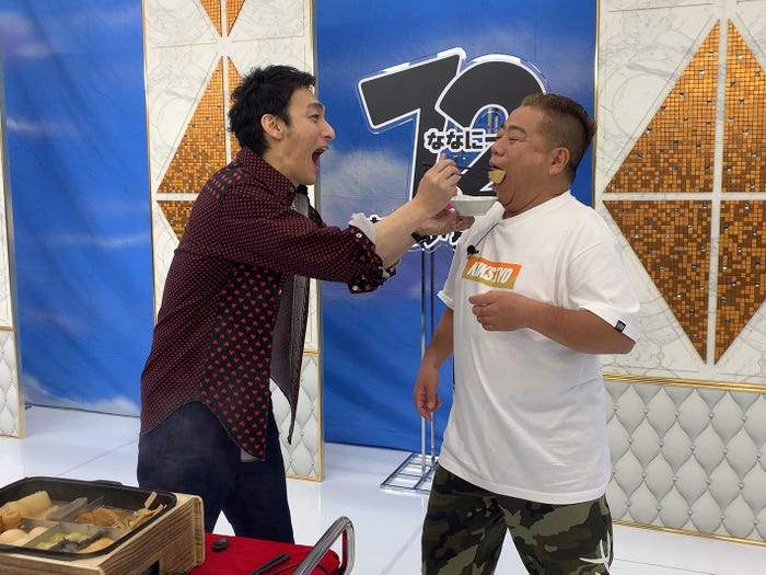 (左から)草なぎ剛、出川哲朗(C)AbemaTV