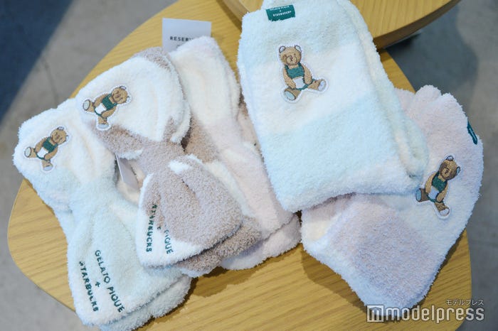 gelato pique パウダーベア刺繍ボーダーソックス各¥3,900、gelato pique パウダーベア刺繍ボーダーヘアバンド各¥4,200(C)モデルプレス