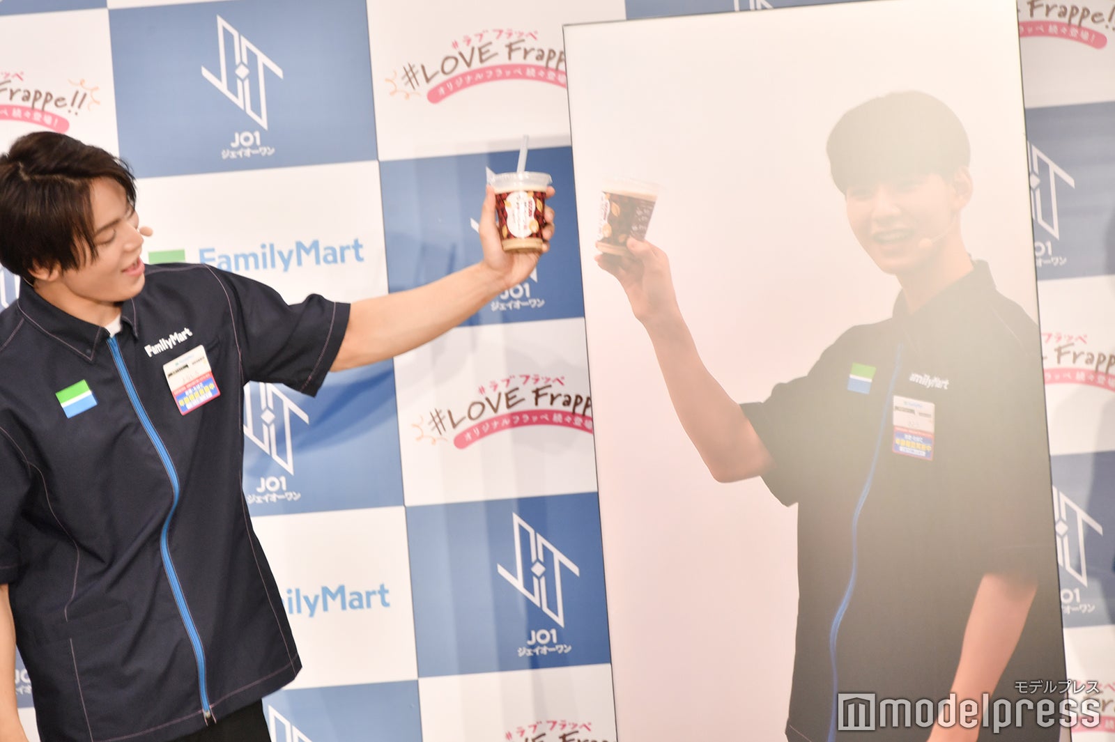 リモート乾杯をする與那城奨と佐藤景瑚（C）モデルプレス