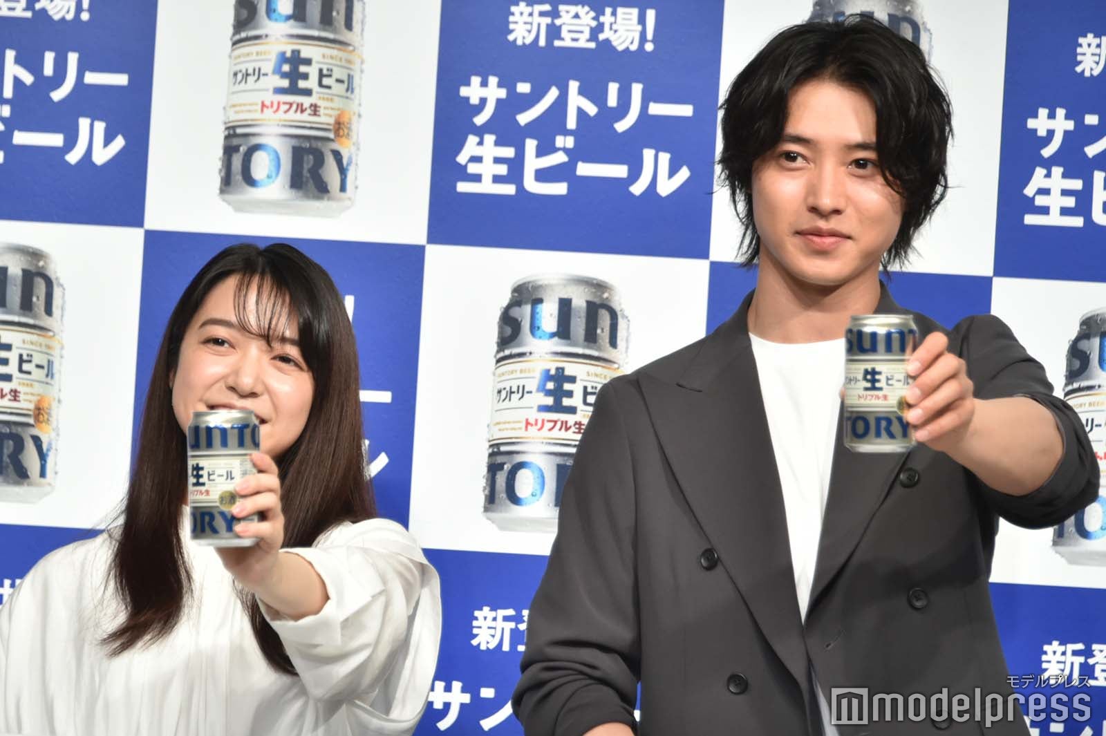 乾杯する上白石萌音、山崎賢人 （C）モデルプレス