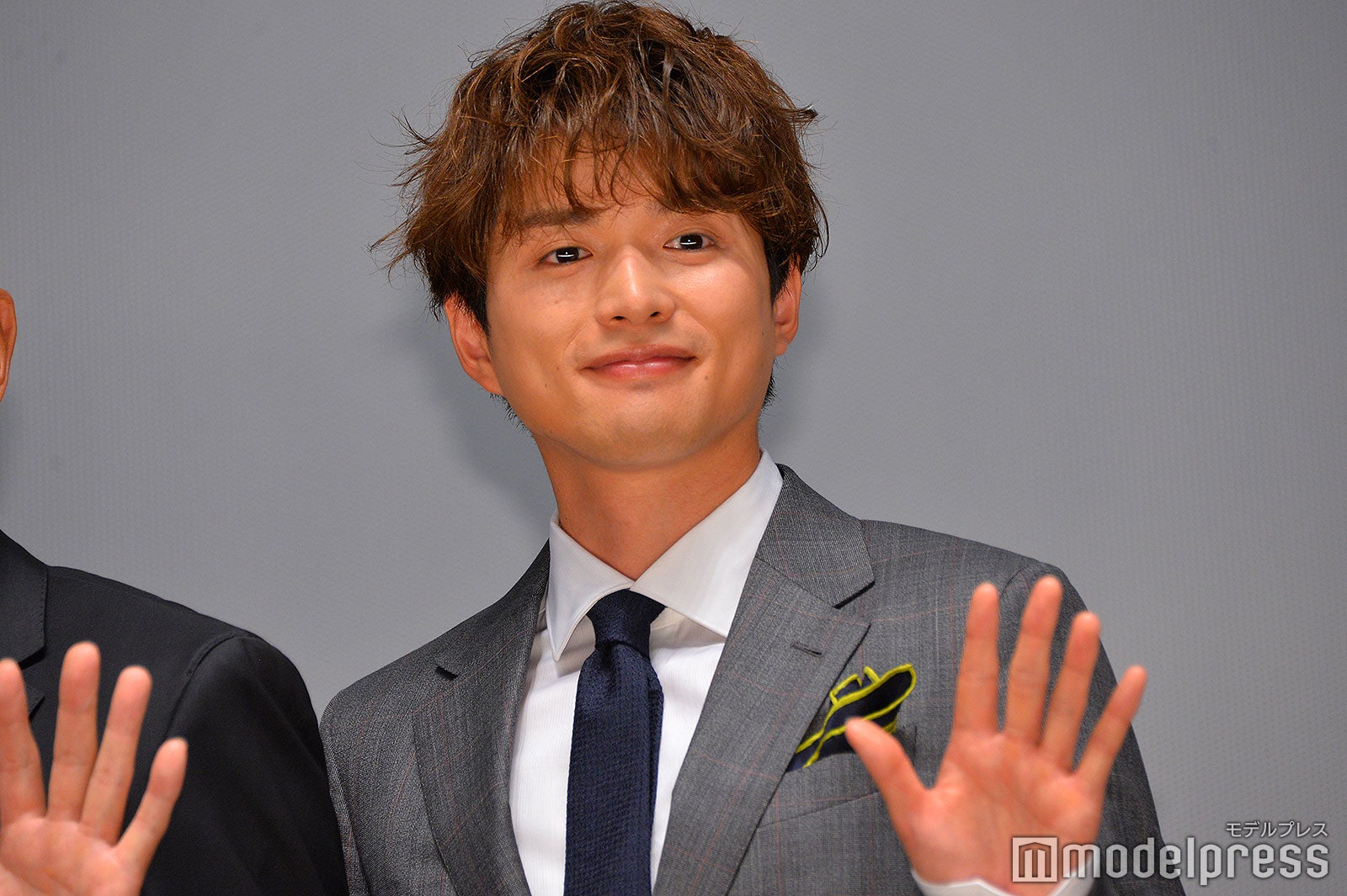 爽やかにファンサービスをしていた白洲迅（C）モデルプレス