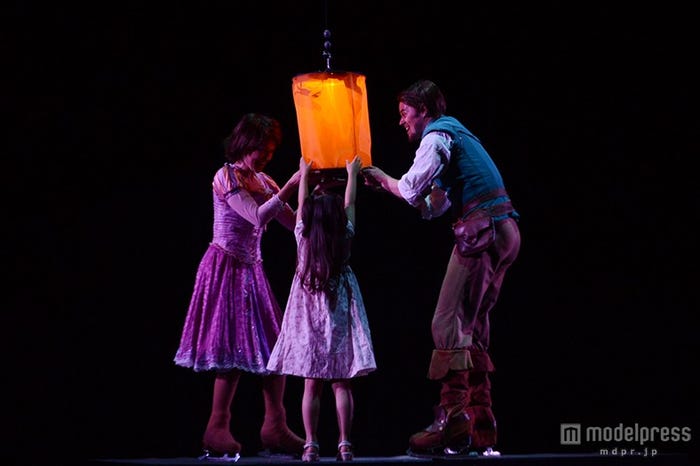 「ディズニー・オン・アイス」ランタンを上げる