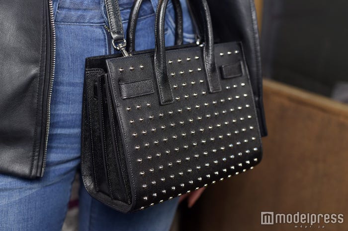 スタッズで遊び心も(C)モデルプレス