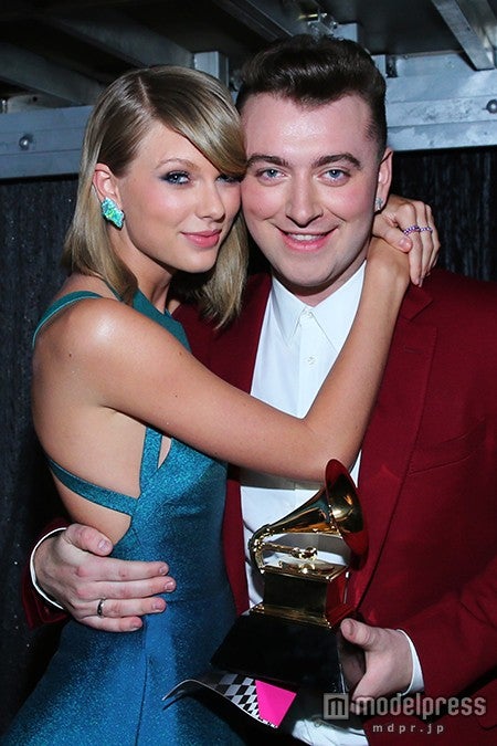 テイラー・スウィフト（左）と祝福のハグを交わすサム・スミス（左）／photo：Getty Images